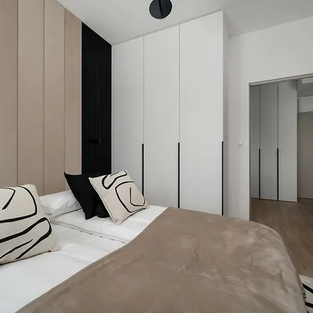 Air Conditioned In Center With Parking By Renters Prestige