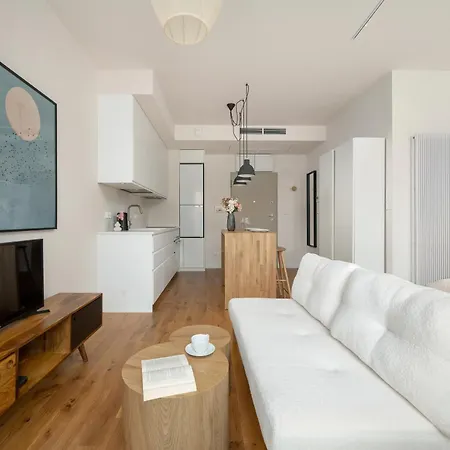 Air Conditioned In Center By Renters Prestige * ורוצלב