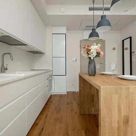 Air Conditioned In Center By Renters Prestige *
