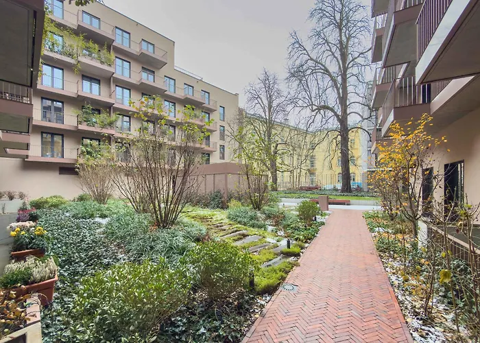 Air Conditioned In Center With Parking By Renters Prestige Appartement *